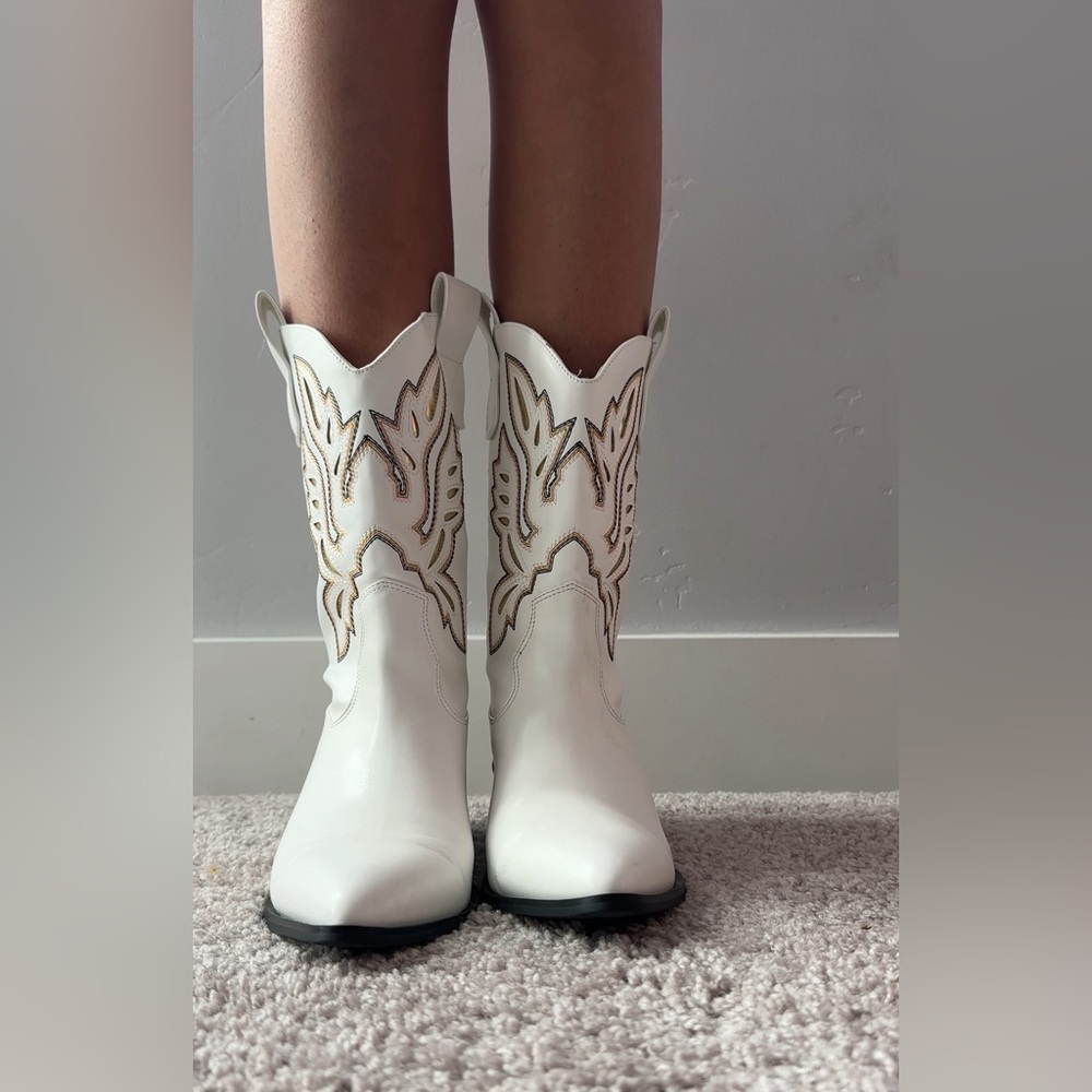 Lulu's White and Gold Heeled
Cowboy Boots - Picture 4 of 4